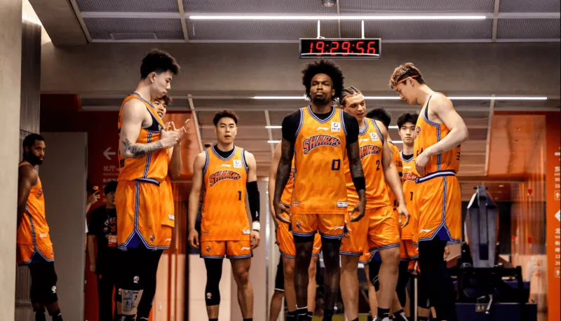 九游-上海男篮本赛季常规赛38胜4负，季后赛10胜2负